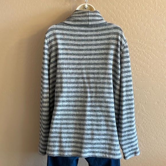 Maurices three snaps wrap, size 2 excellent condition - Picture 2 of 6